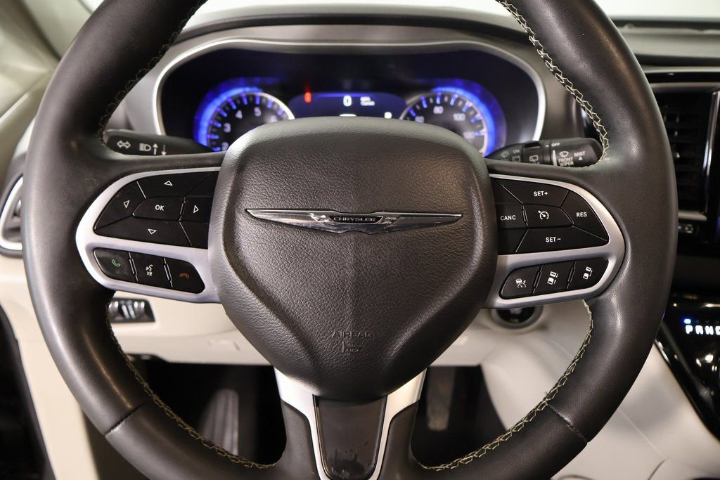 Used 2022 Chrysler Pacifica Touring-L image 3