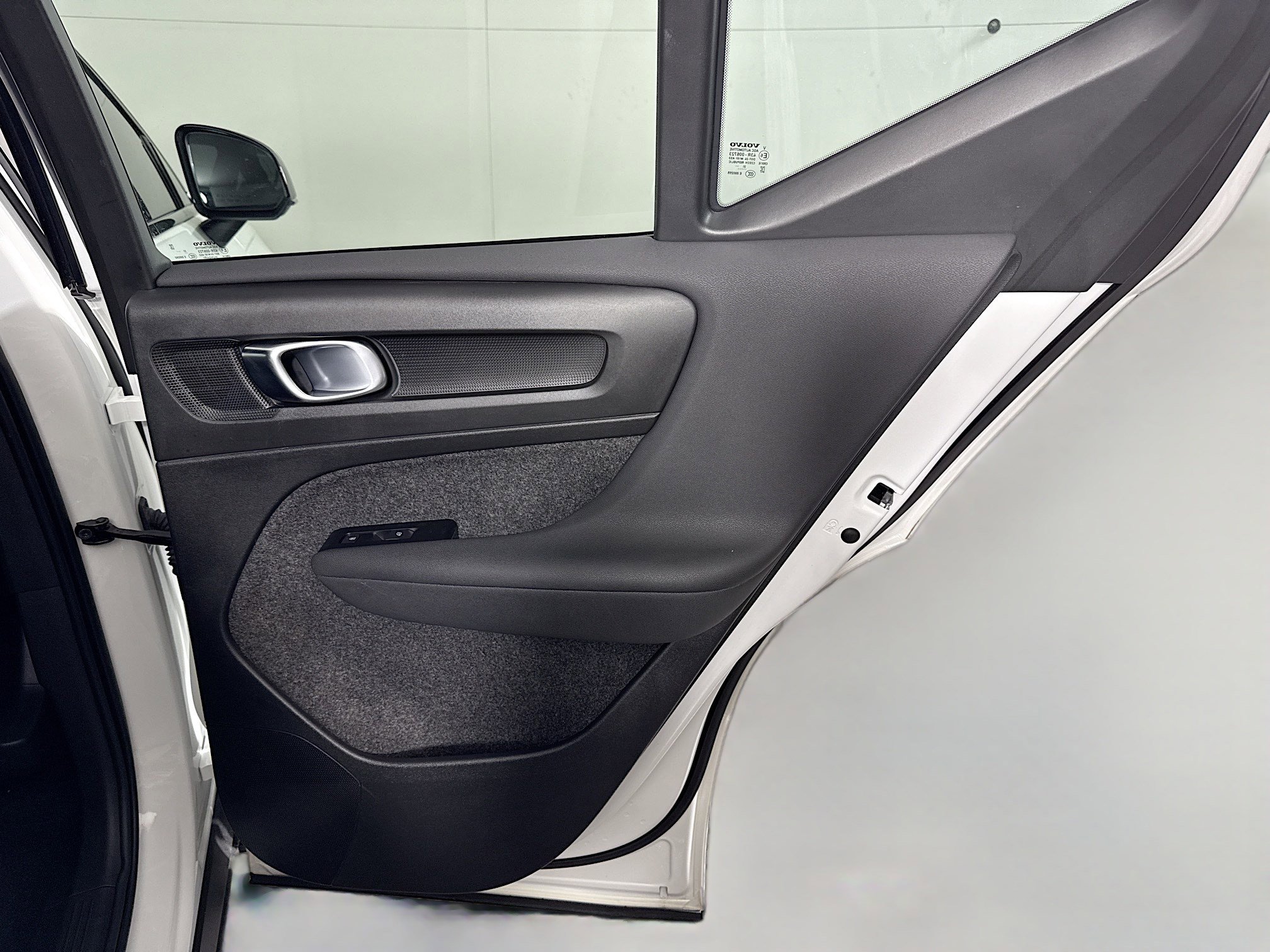 Used 2022 Volvo XC40 P8 Recharge Plus image 27