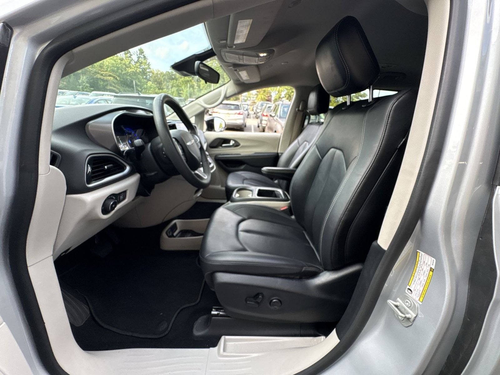 Used 2024 Chrysler Pacifica Touring-L FWD image 13