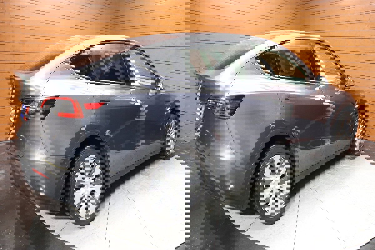 Used 2021 Tesla Model Y Long Range image 15