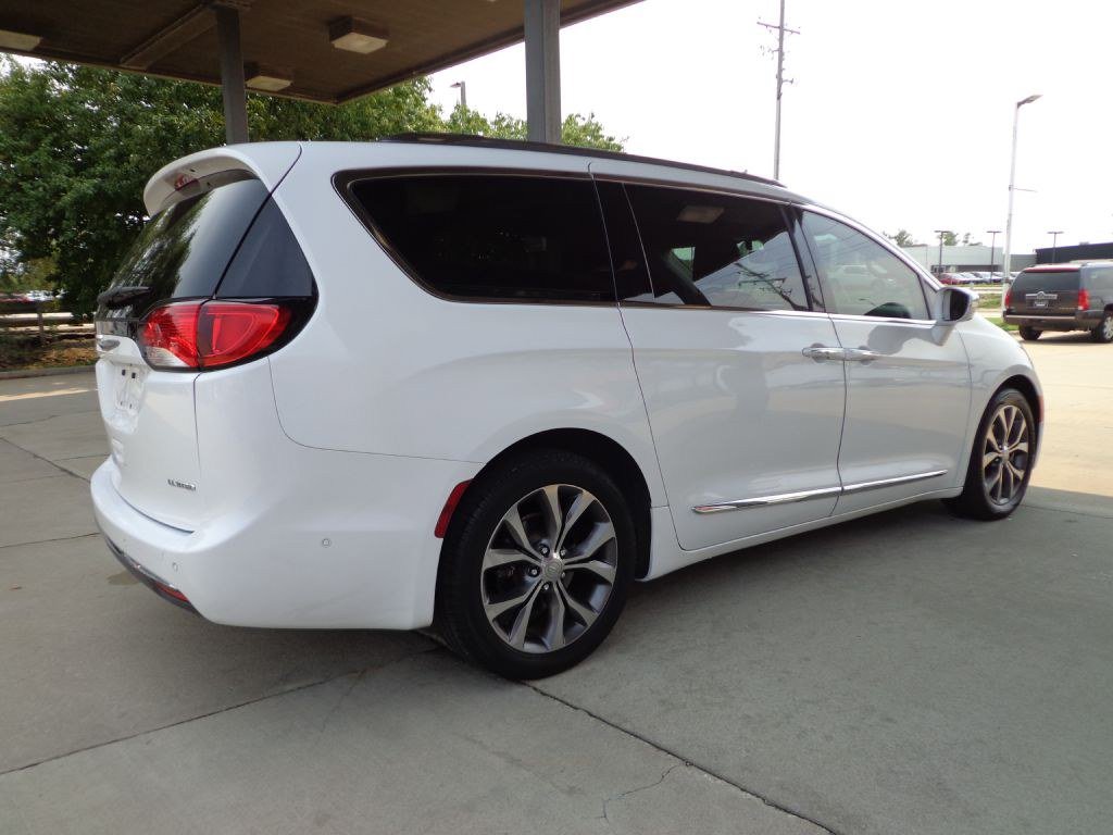 Used 2017 Chrysler Pacifica Limited w/ UConnect Theater Package FWD image 4