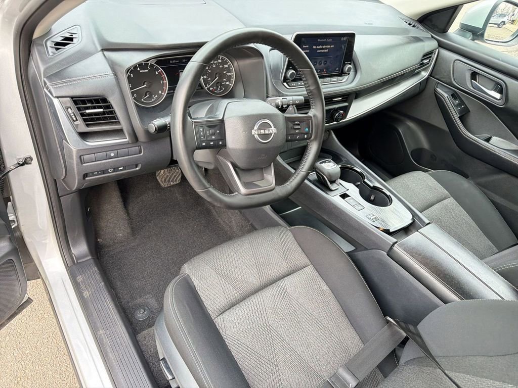 Used 2025 Nissan Rogue SV image 10