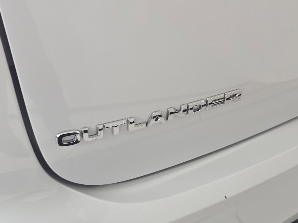 Used 2024 Mitsubishi Outlander ES FWD image 26