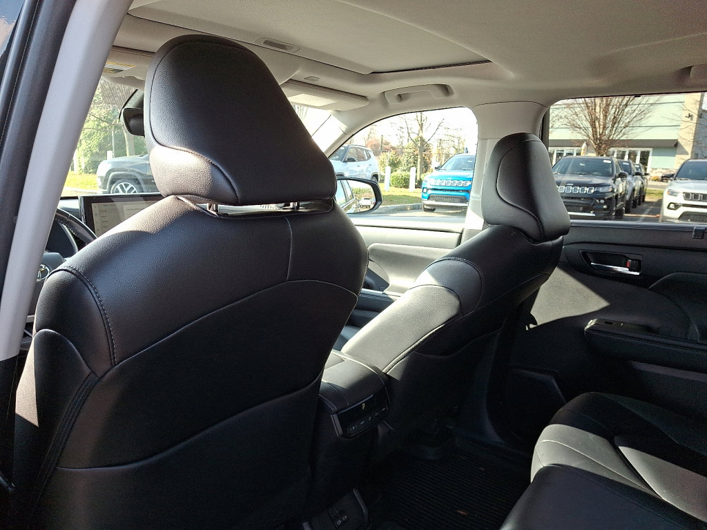 Used 2023 Toyota Highlander XLE image 22