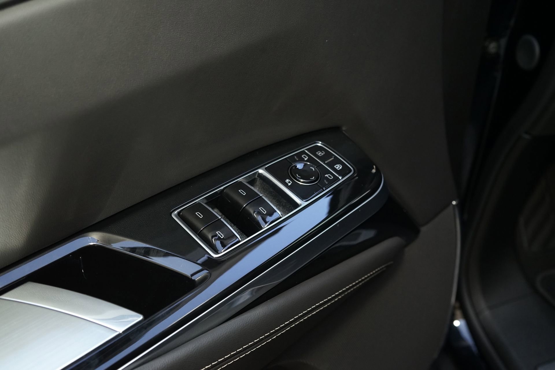 Used 2026 Cadillac Escalade ESV V image 31