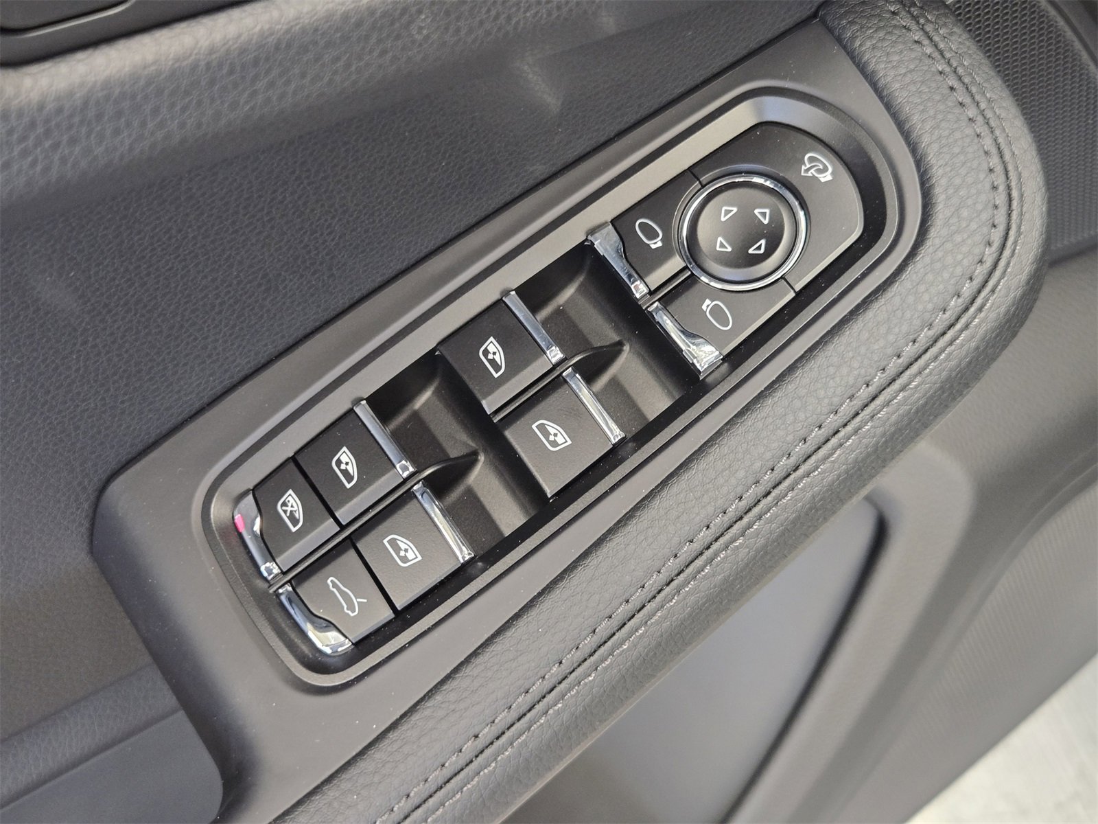 New 2025 Porsche Macan image 15