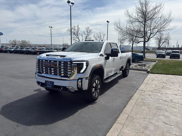 Used 2024 GMC Sierra 3500 Denali w/ Denali Reserve Package AWD/4WD image 3