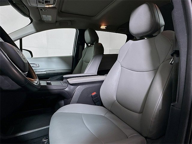 Used 2025 Toyota Sienna XLE image 11