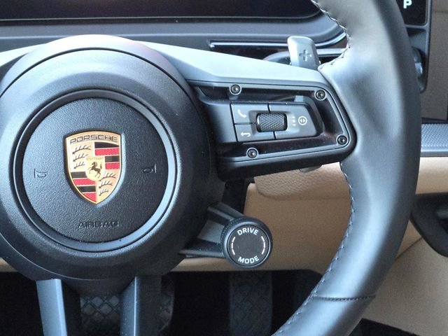 Used 2025 Porsche Cayenne image 19