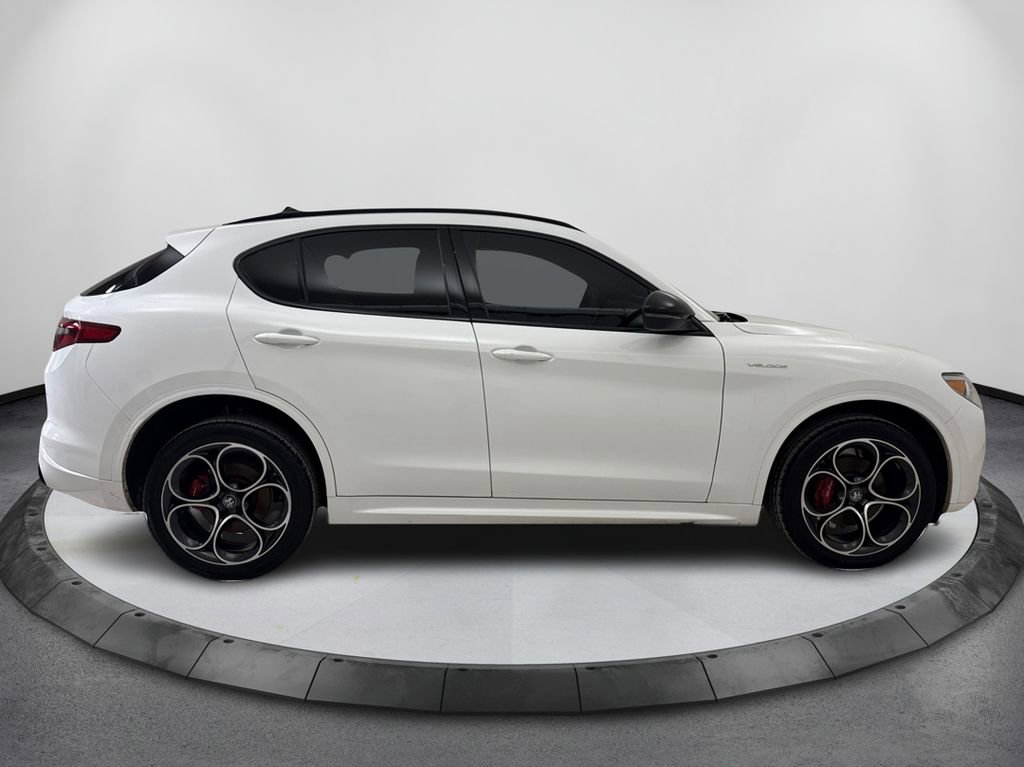 Used 2022 Alfa Romeo Stelvio Veloce AWD/4WD image 4
