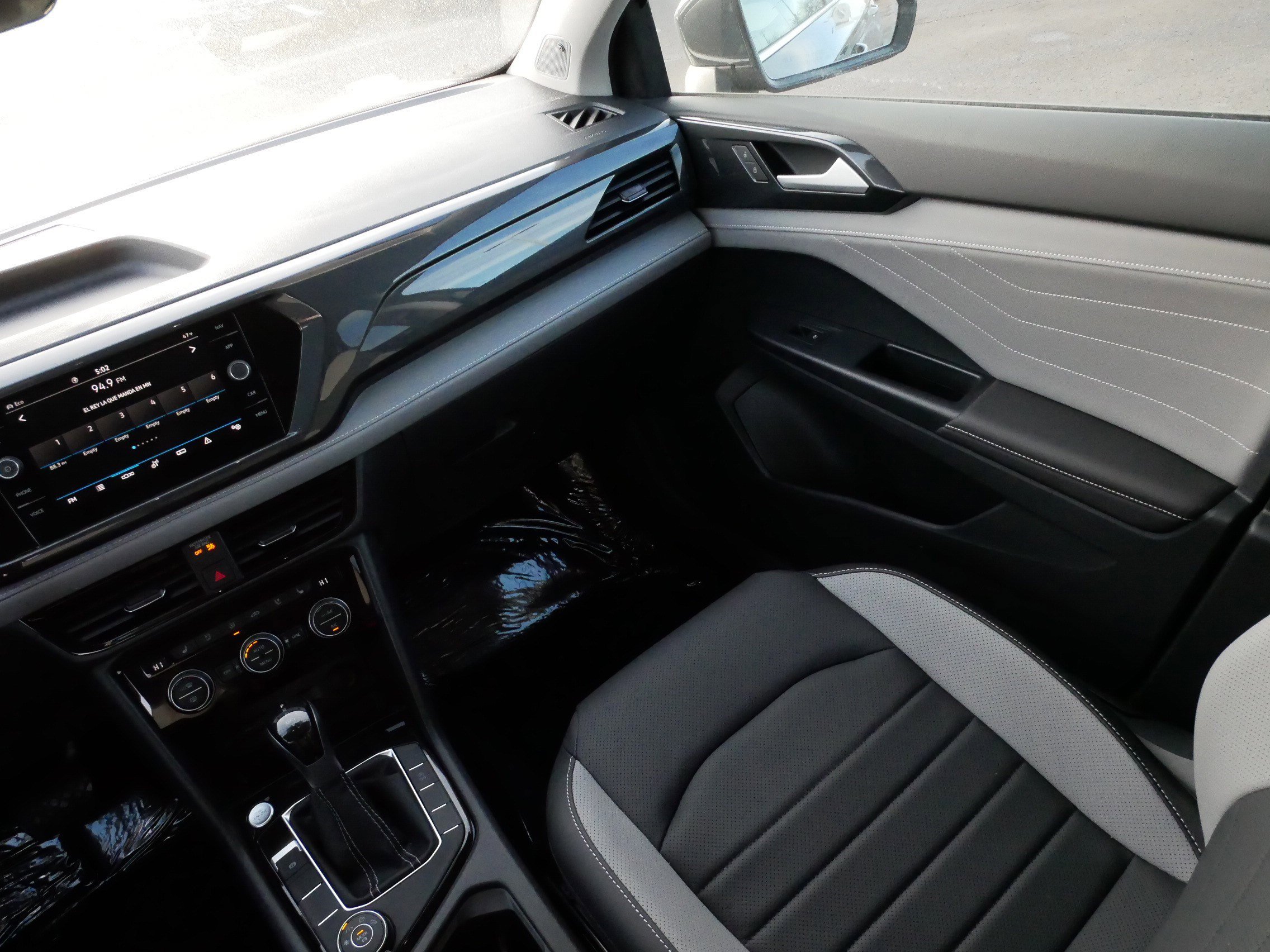 Certified 2024 Volkswagen Taos SEL image 11