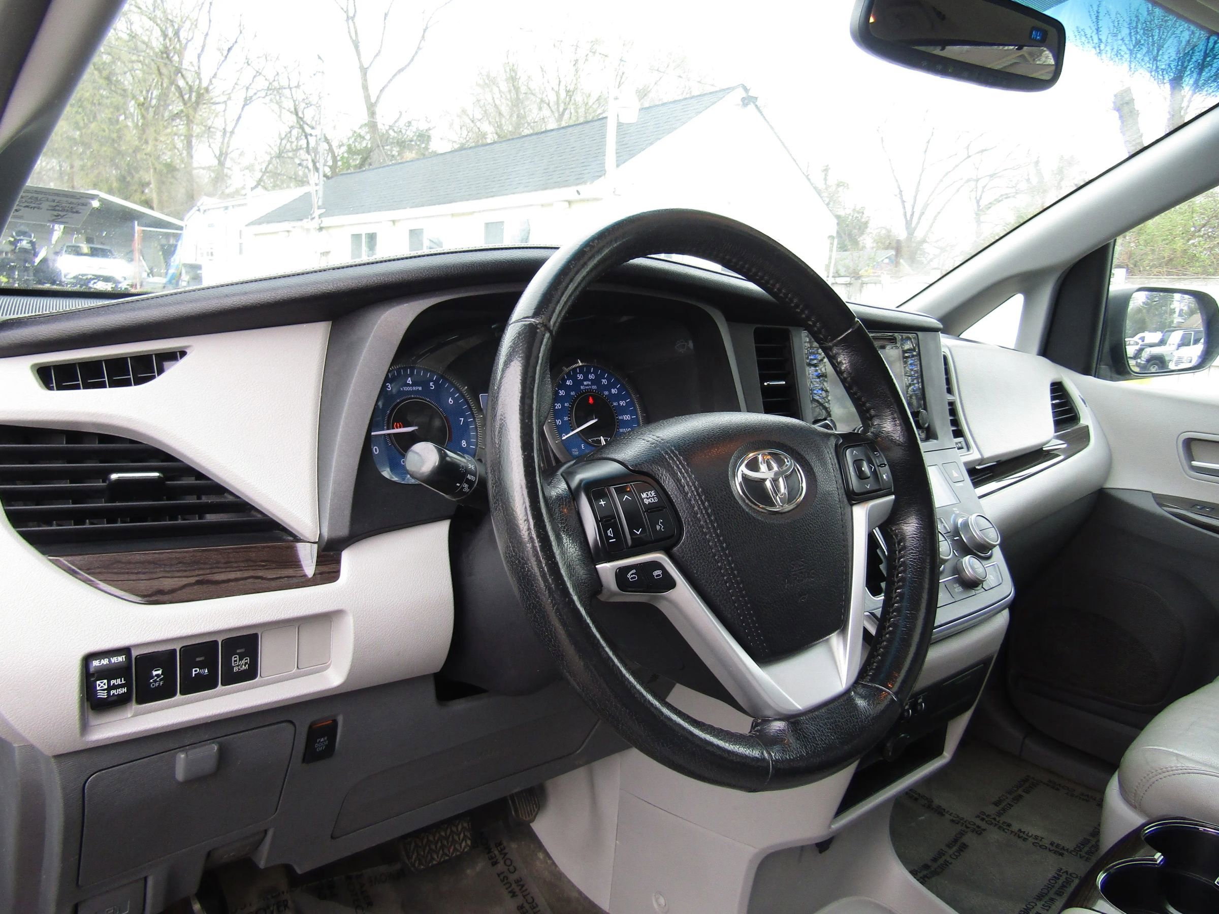 Used 2015 Toyota Sienna XLE w/ XLE Navigation Package image 23