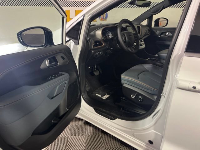 New 2027 Chrysler Pacifica Pinnacle AWD/4WD image 11
