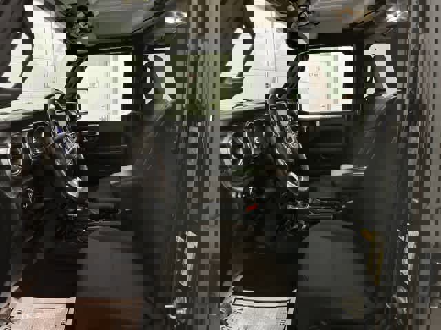 Used 2023 Jeep Gladiator Overland image 2