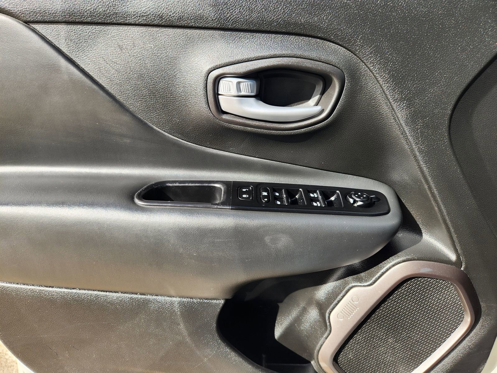 Used 2023 Jeep Renegade Latitude AWD/4WD image 32