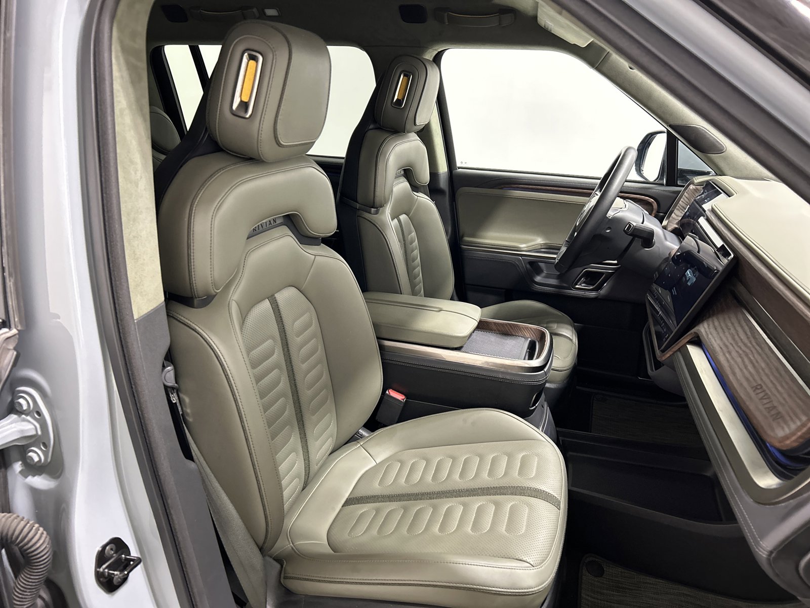 Used 2023 Rivian R1S Adventure image 24