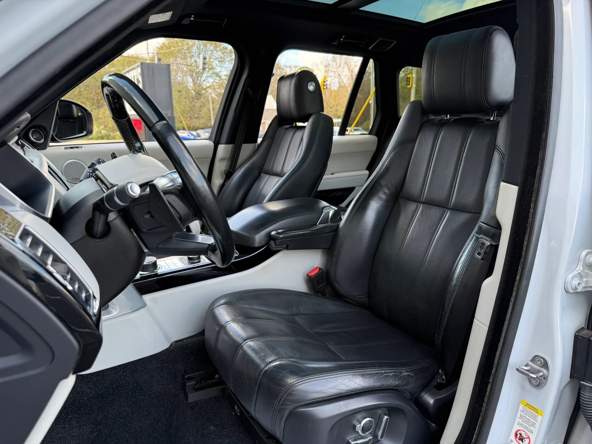 Used 2016 Land Rover Range Rover HSE image 24