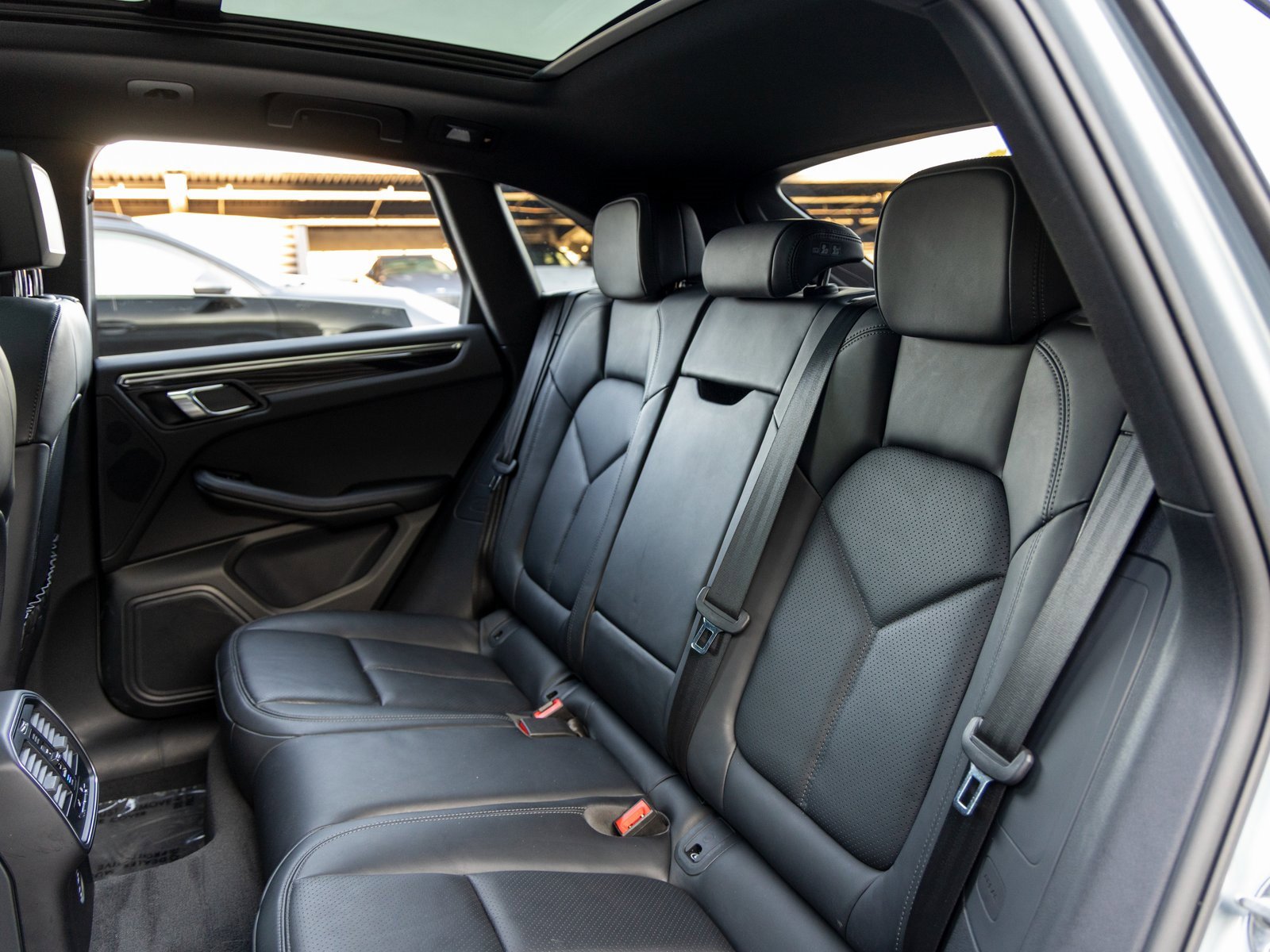 Certified 2025 Porsche Macan image 39