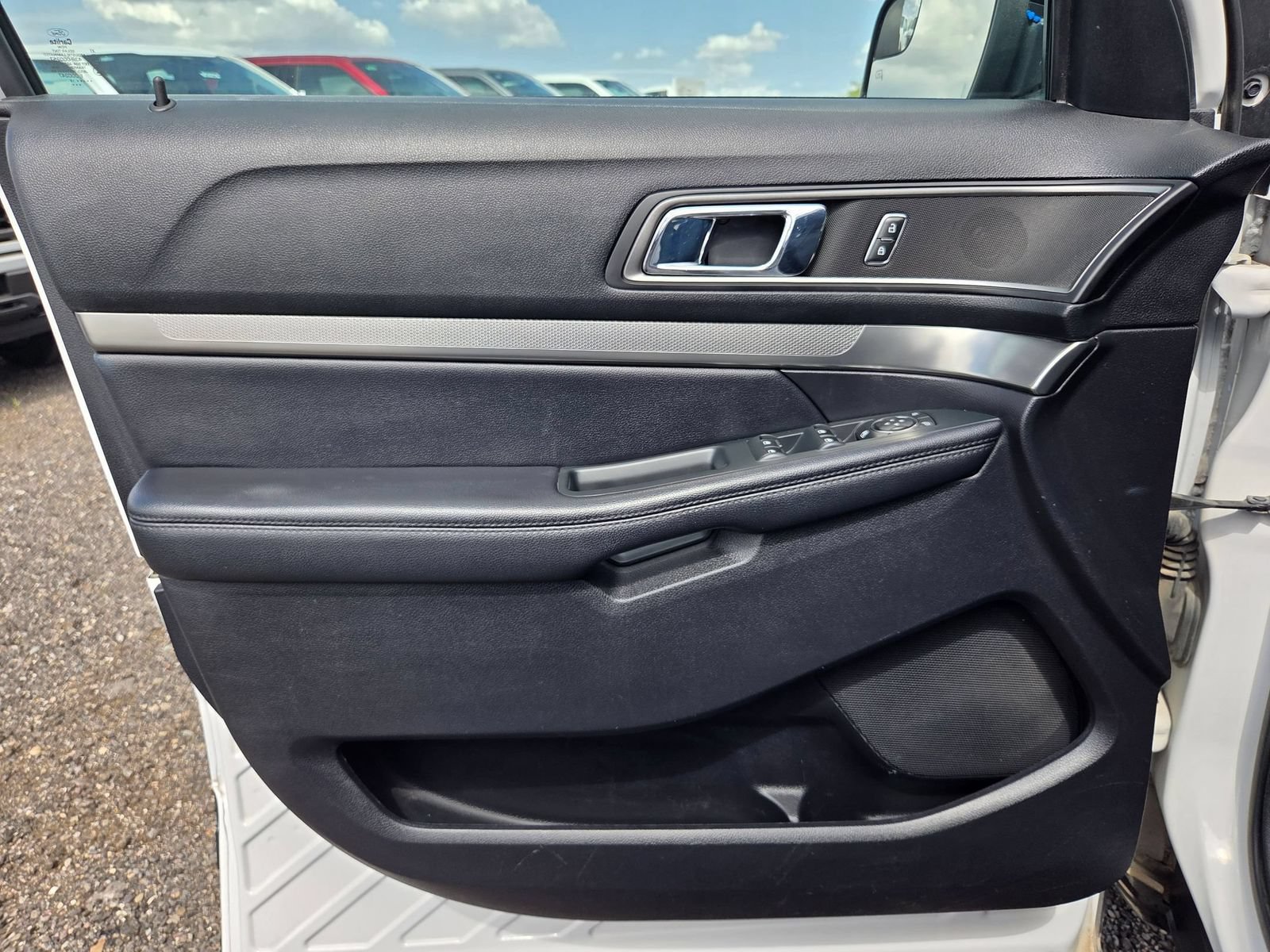 Used 2018 Ford Explorer XLT w/ Equipment Group 202A FWD image 13