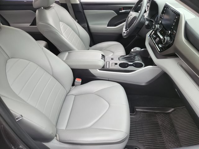 Used 2021 Toyota Highlander XLE AWD/4WD image 12