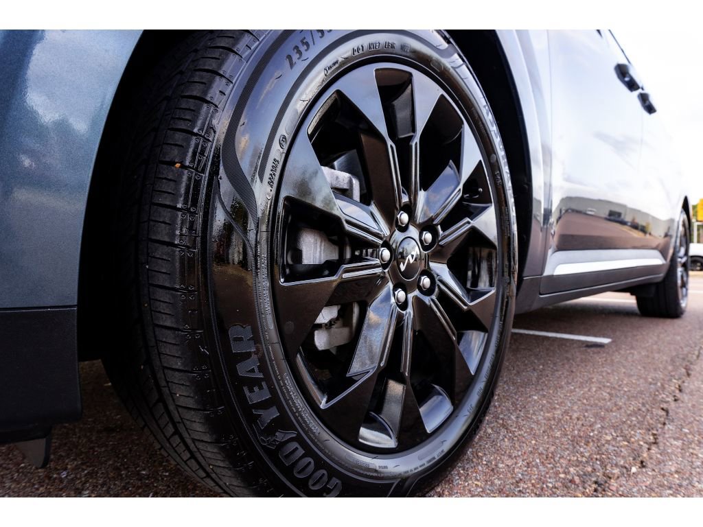 Used 2023 Kia Carnival SX image 9