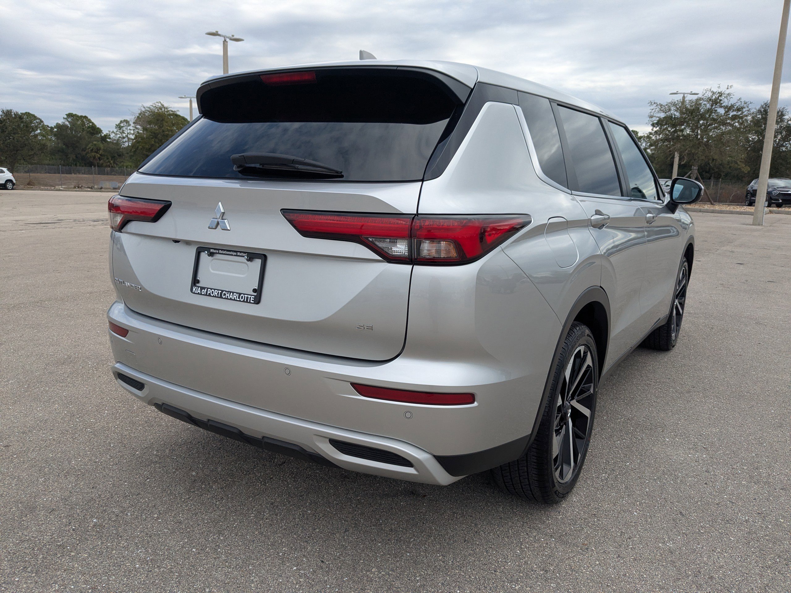 Used 2023 Mitsubishi Outlander SE image 5