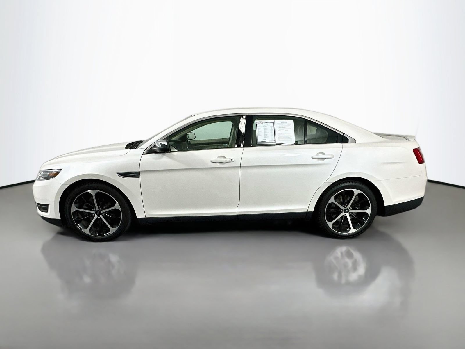Used 2016 Ford Taurus Limited w/ Equipment Group 301A FWD image 4