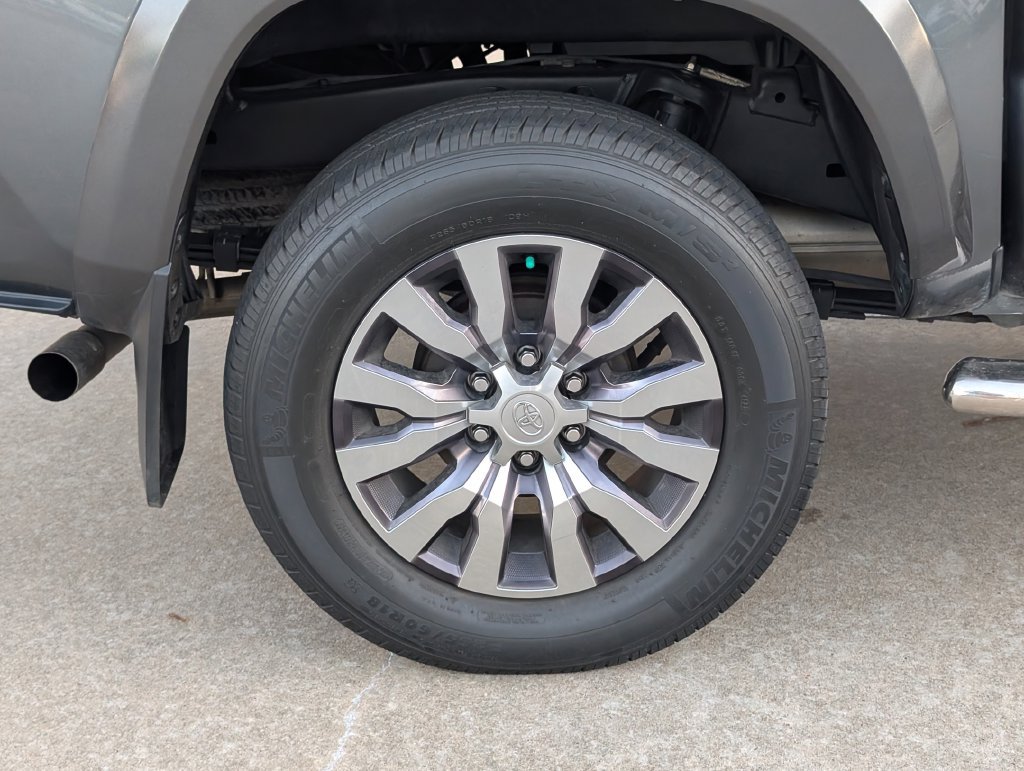 Used 2023 Toyota Tacoma Limited AWD/4WD image 3