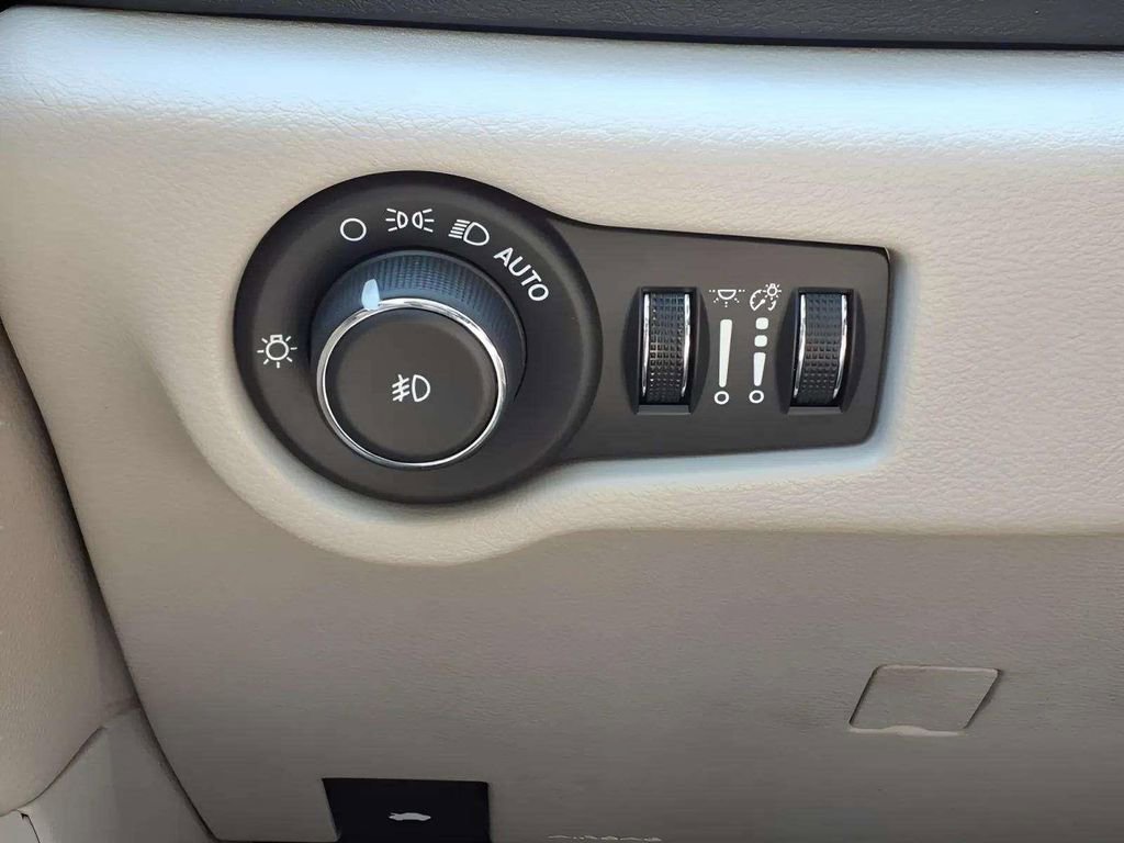 Used 2024 Chrysler Pacifica Touring-L image 18