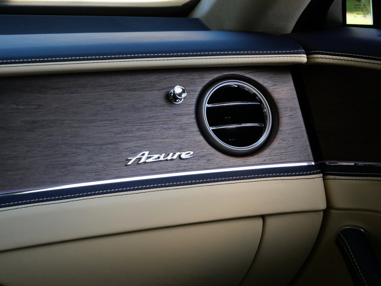 New 2026 Bentley Flying Spur Azure image 23