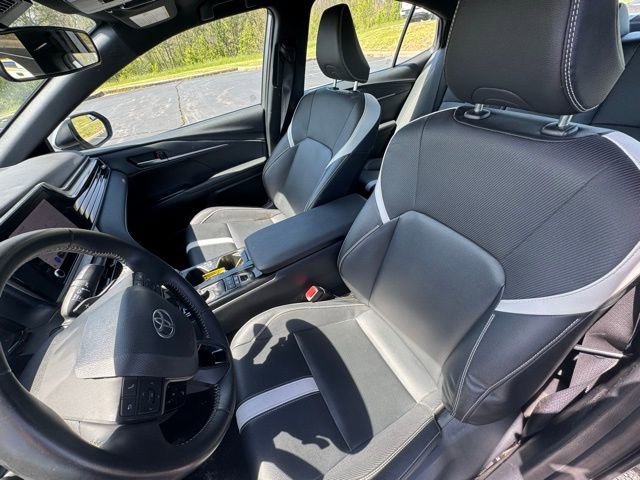 Used 2025 Toyota Camry SE FWD image 9