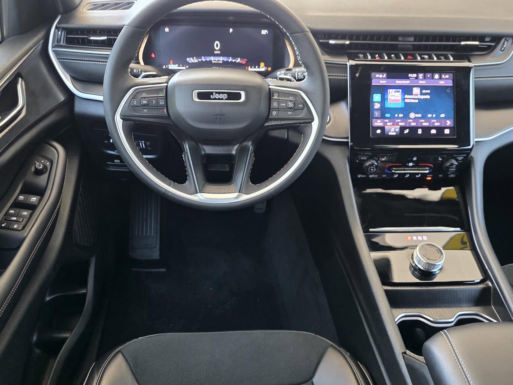 Used 2025 Jeep Grand Cherokee Altitude image 12