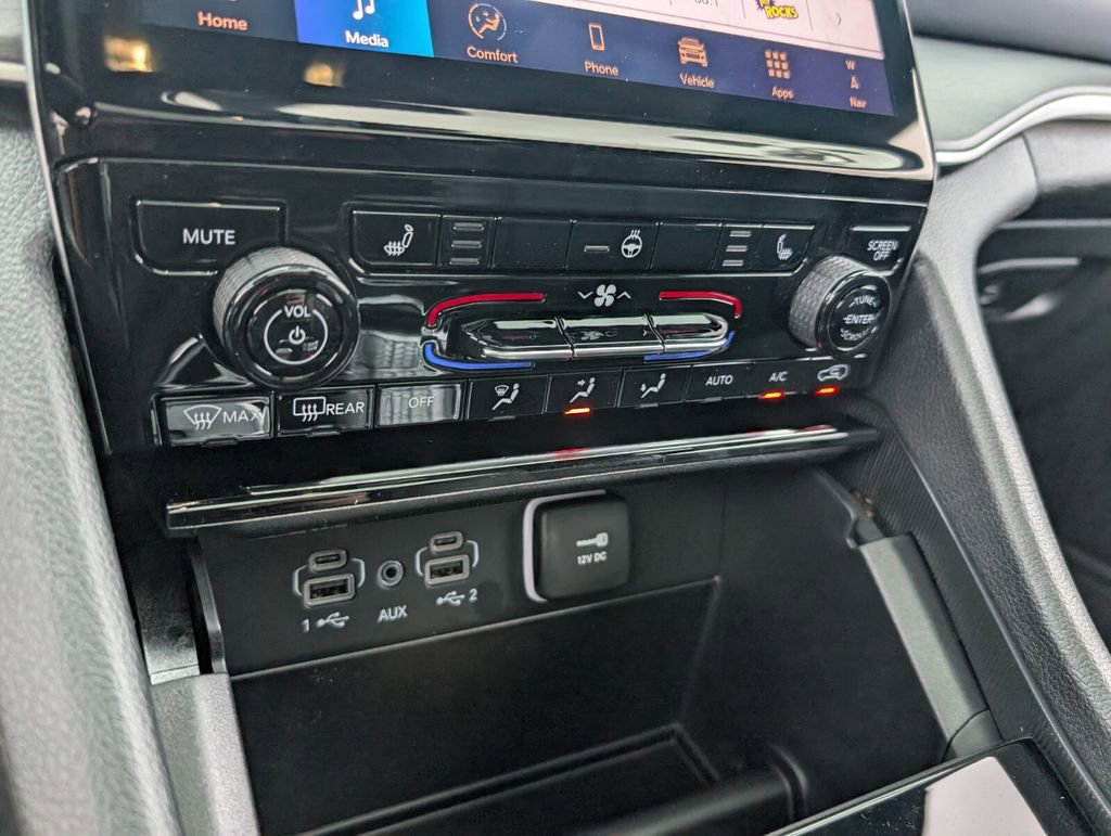 New 2025 Jeep Grand Cherokee Limited w/ Black Appearance Package image 19