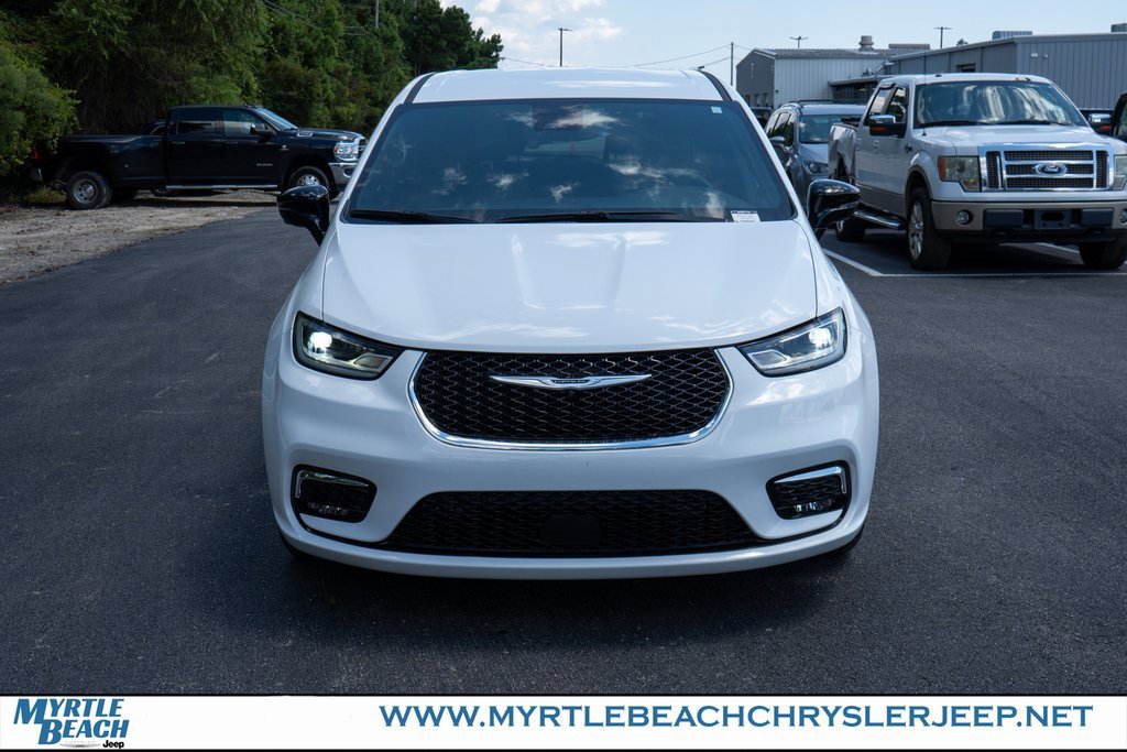 New 2025 Chrysler Pacifica Select w/ Uconnect Theater Family Group image 9