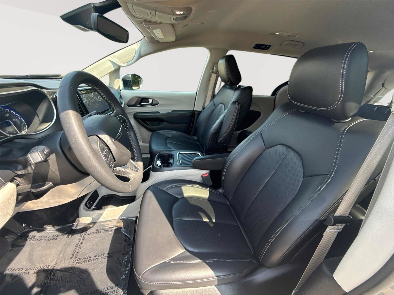 Used 2023 Chrysler Pacifica Touring-L FWD image 11
