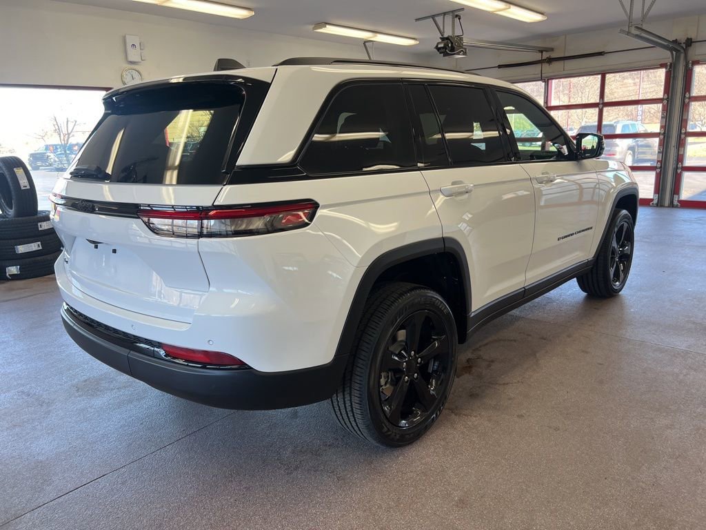 New 2025 Jeep Grand Cherokee Altitude image 25