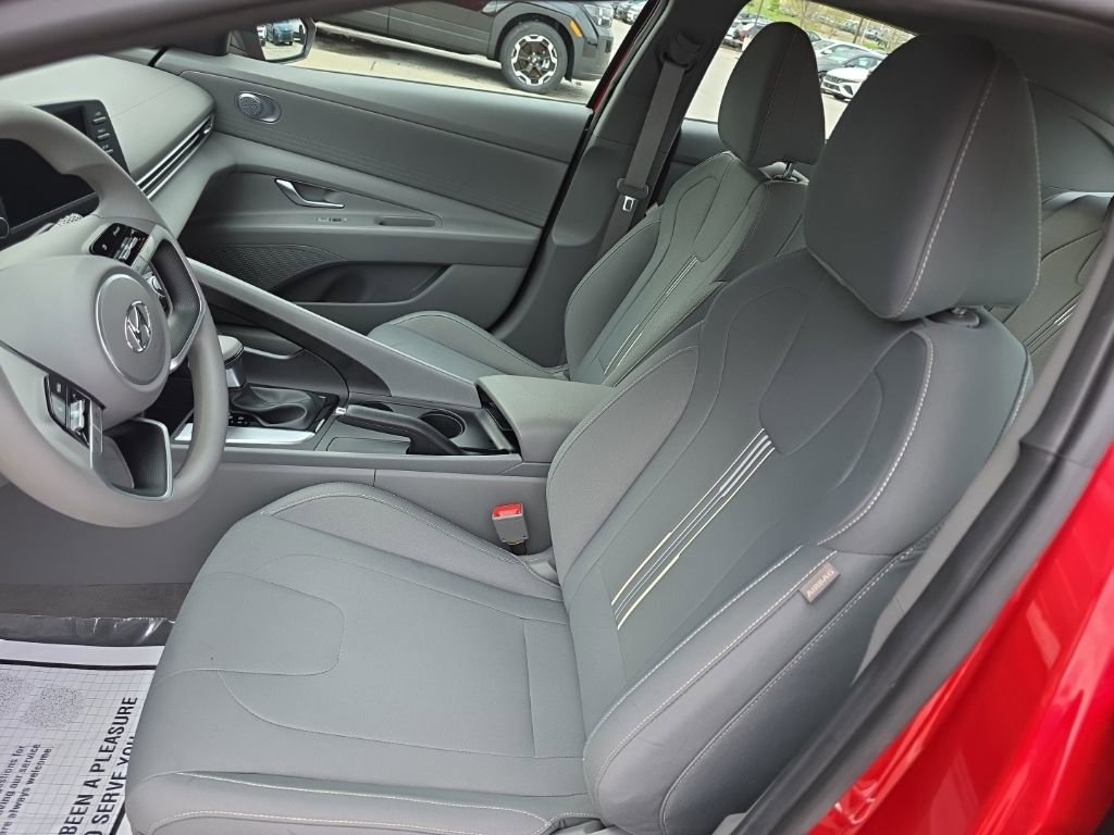 Used 2023 Hyundai Elantra SEL w/ Preferred Accessory Package FWD image 9