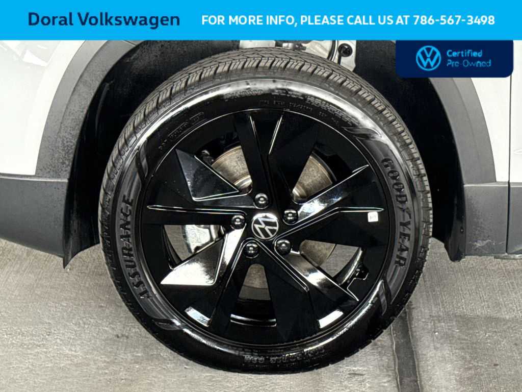 Used 2025 Volkswagen Taos SE FWD image 11