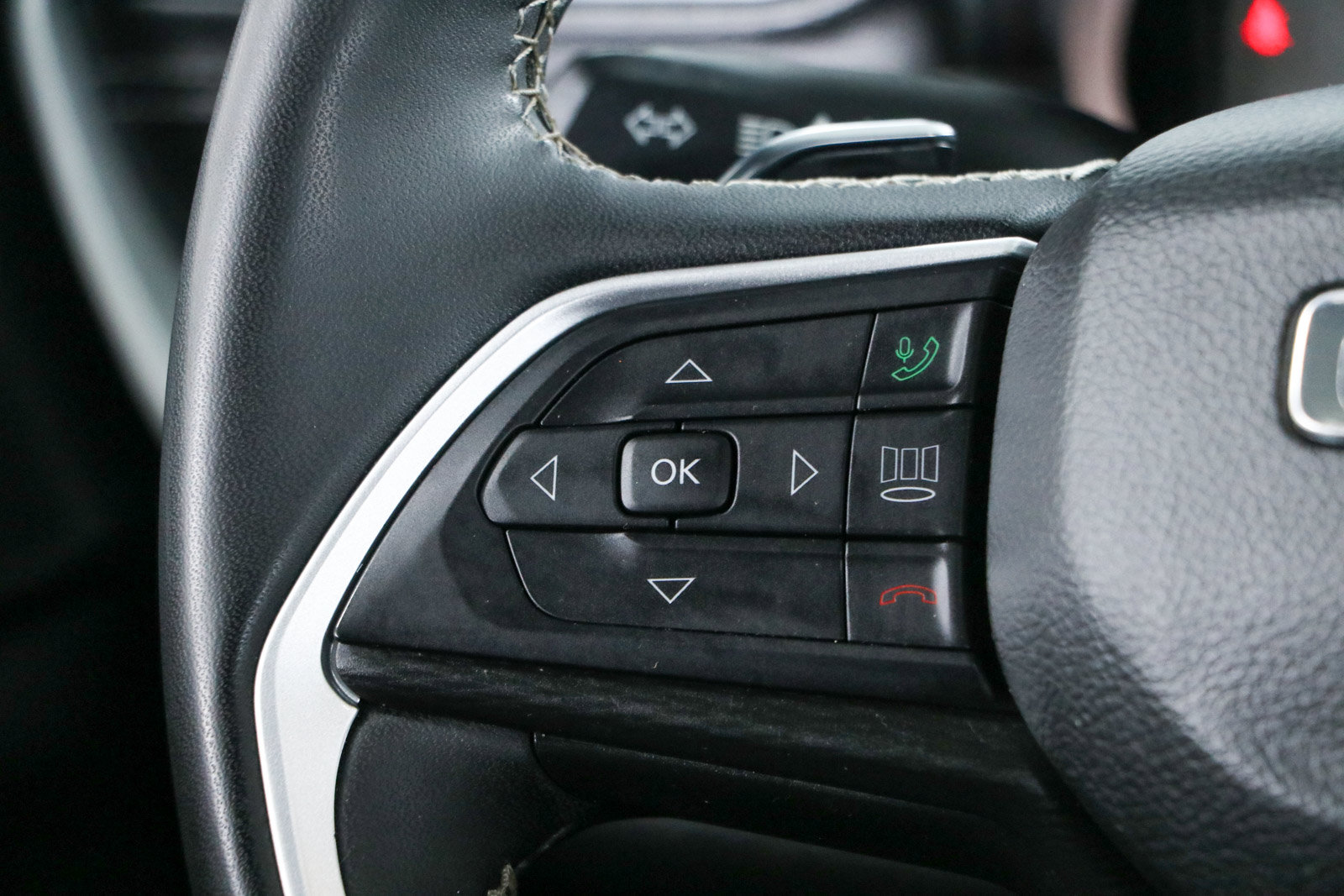 Used 2023 Jeep Grand Cherokee Altitude AWD/4WD image 13