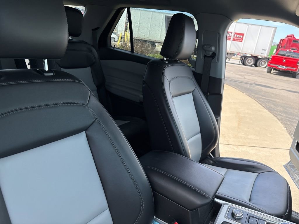 Used 2024 Ford Explorer XLT w/ Equipment Group 202A AWD/4WD image 30