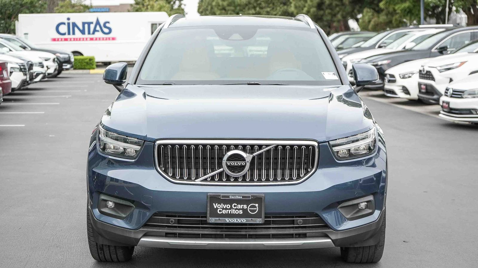 Used 2019 Volvo XC40 T4 Inscription image 2