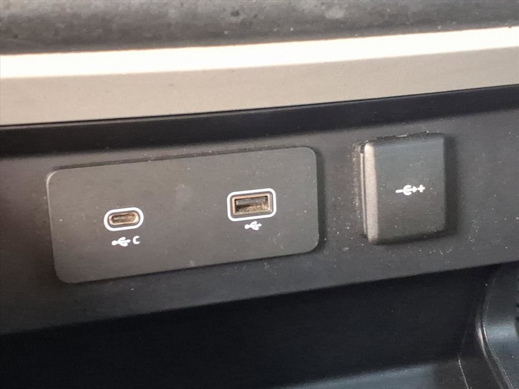 Used 2020 Land Rover Defender 110 First Edition image 11