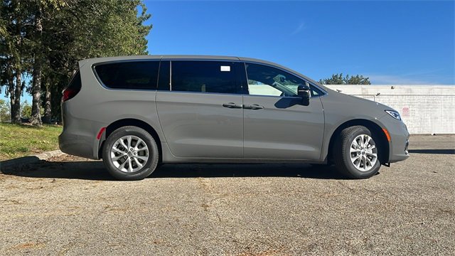 New 2025 Chrysler Pacifica Select image 7
