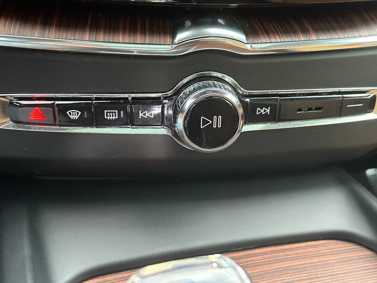 Certified 2023 Volvo XC60 T8 Ultimate w/ Climate Package image 29