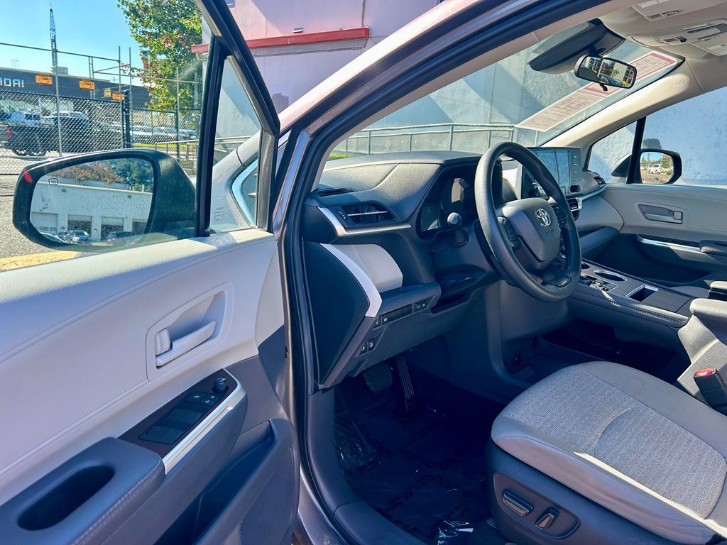 Certified 2024 Toyota Sienna LE AWD/4WD image 9