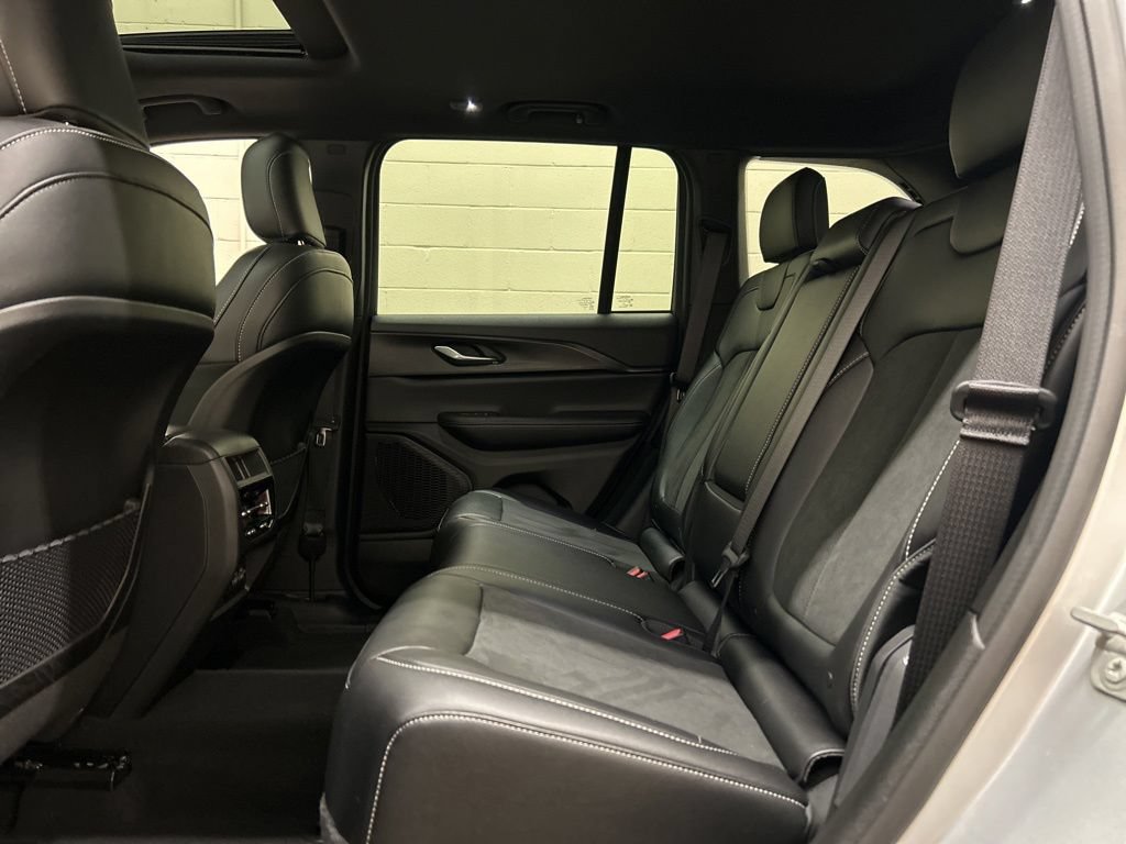 Used 2024 Jeep Grand Cherokee Altitude AWD/4WD image 8