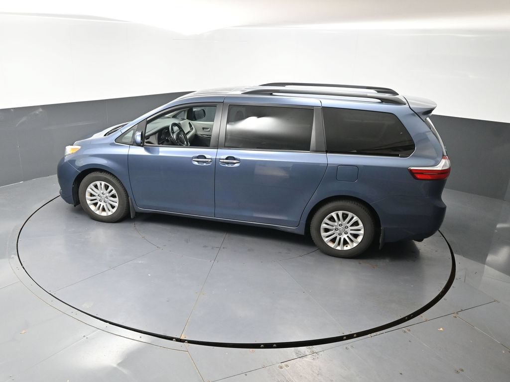 Used 2017 Toyota Sienna XLE w/ XLE Navigation Package FWD image 18