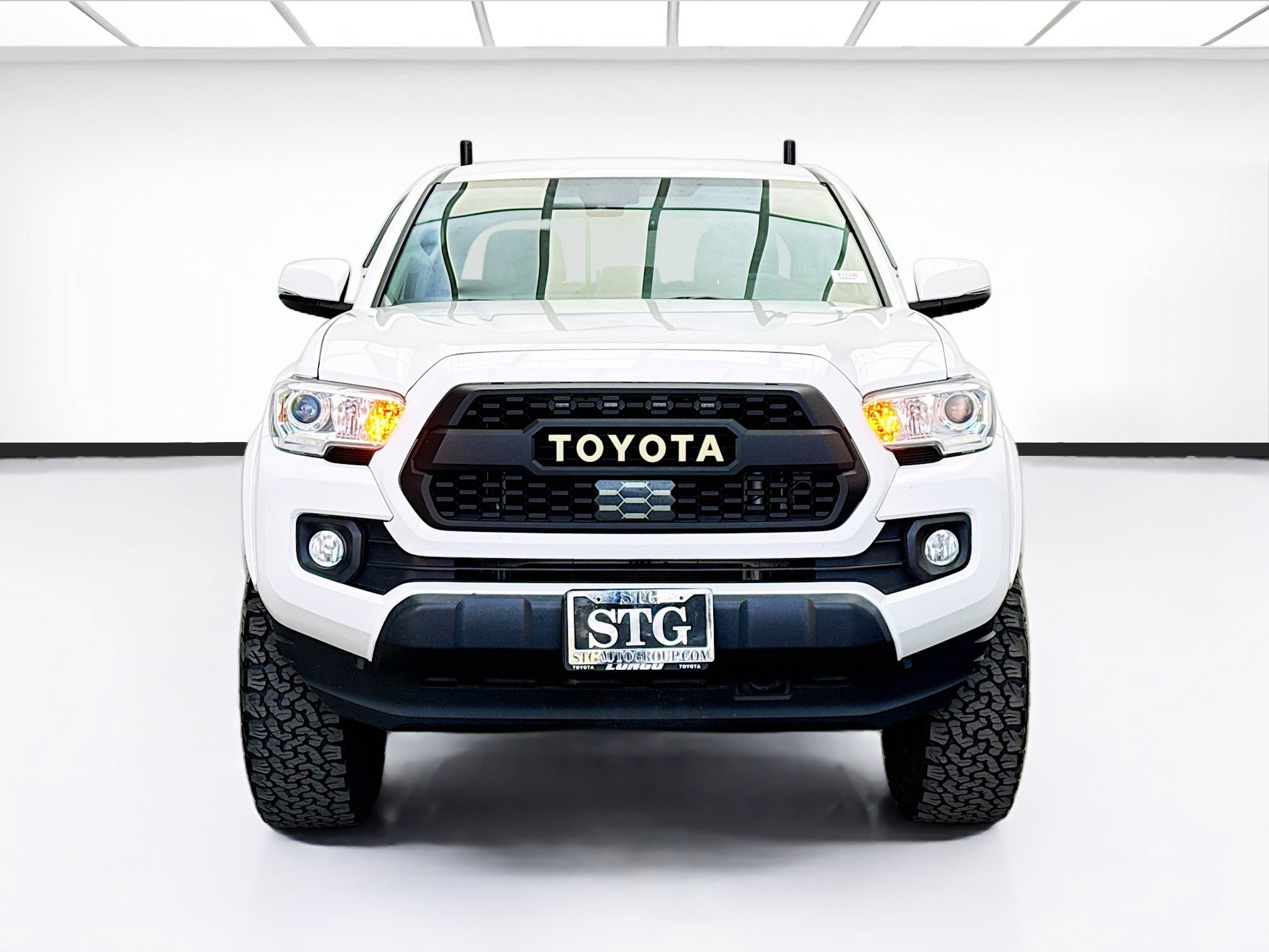 Used 2023 Toyota Tacoma SR5 w/ Technology Package RWD image 2