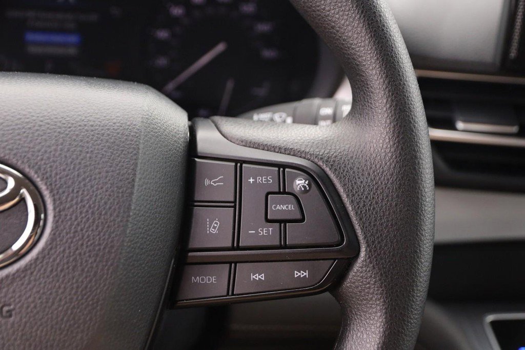 Used 2025 Toyota Sienna LE AWD/4WD image 14
