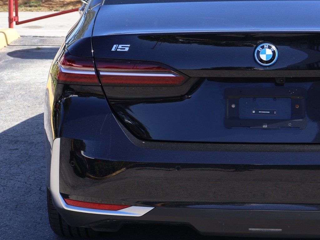 Used 2025 BMW i5 xDrive40 w/ Premium Package image 17